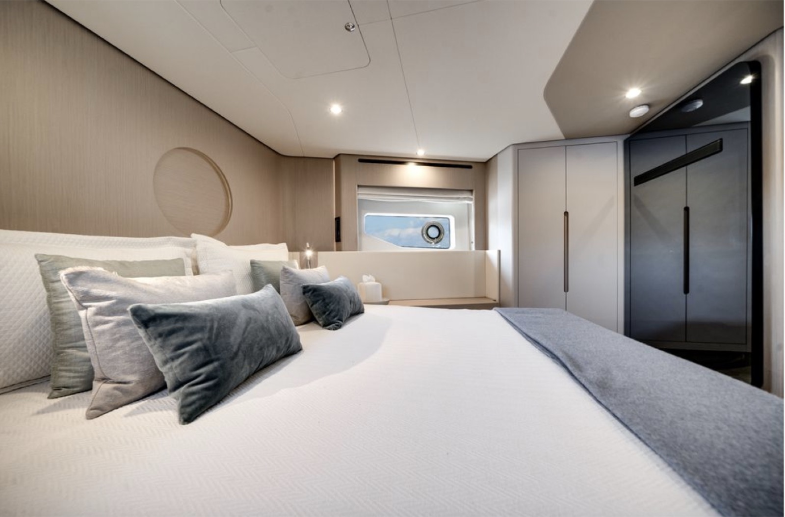Azimut 68 Flybridge, photo 15 of 24