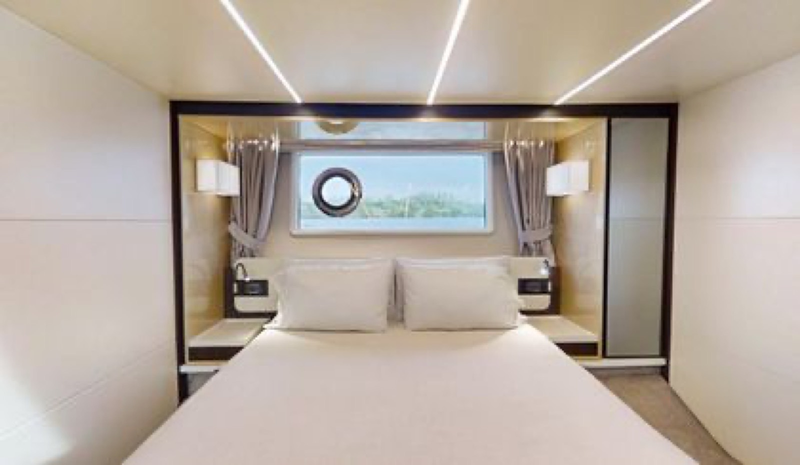 Azimut 70 "Le Grand Bleu", photo 12 of 28